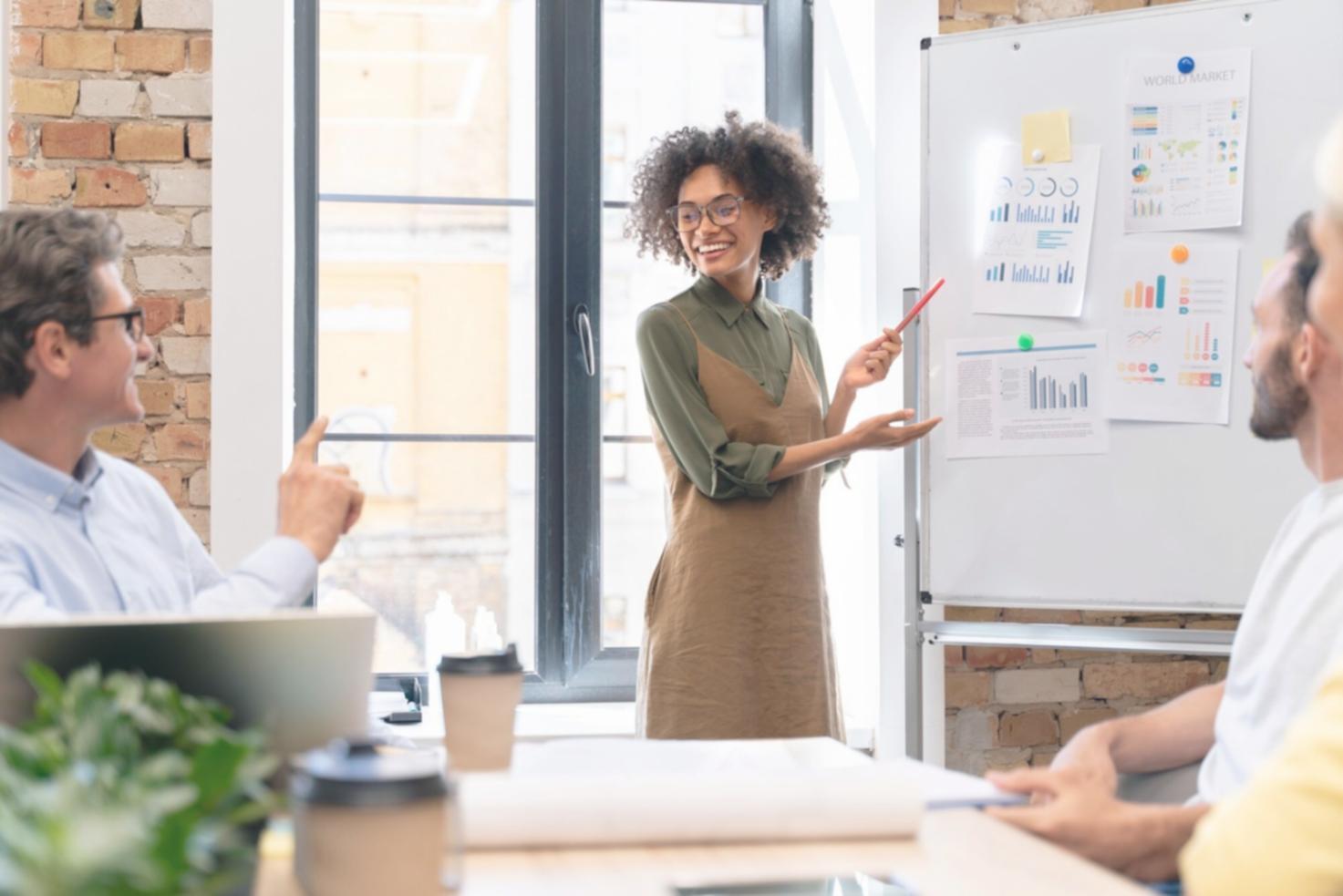 Groupe de professionnels travaillant ensemble sur des analyses financières dans un environnement collaboratif moderne